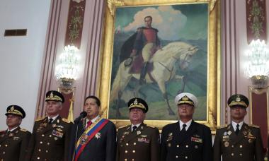 С Чавесом во дворец Мирафлорес вошёл народ Отрывок, характеризующий Дворец Мирафлорес